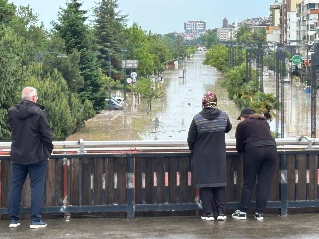 Sel suları Trabzon’u vurdu! Toklu deresi taştı, eski devlet sahil yolu Venedik’e döndü 28
